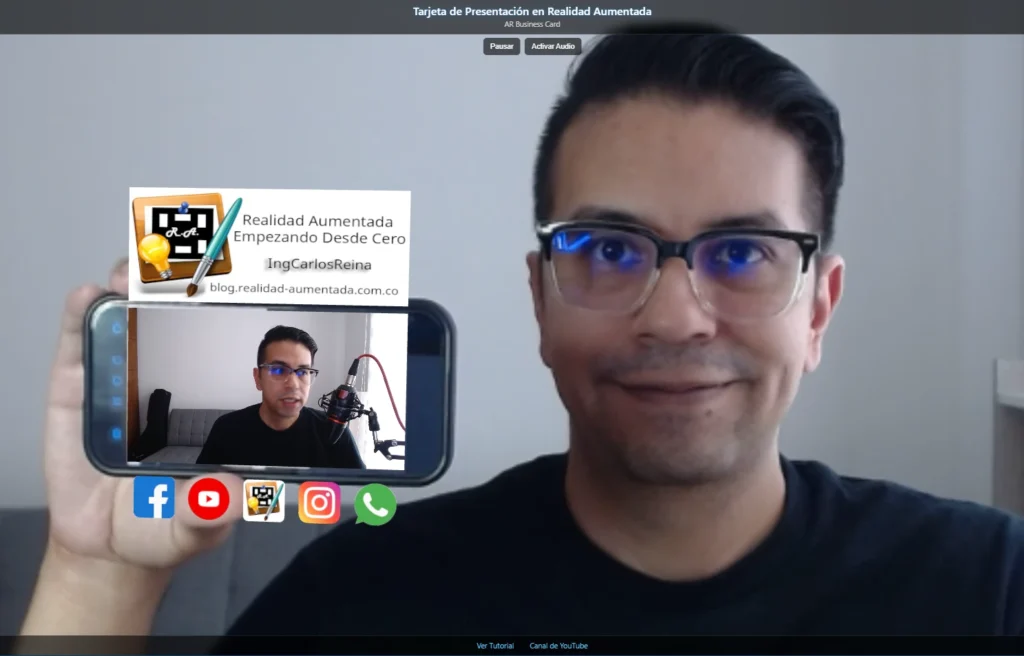 ingcarlosreina del blog realidad aumentada empezando desde cero mirando a camara y enseñando una aplicacion de realidad aumentada