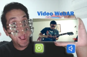 ingcarlos sosteniendo un marcador WebAR enseñando un video en realidad aumentada