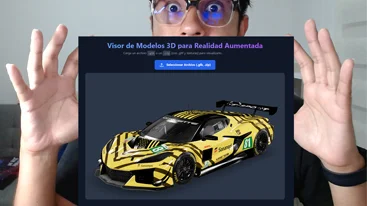 ingcarlosreina enseñando con las manos abiertas un visor 3D para modelos 3d en formato gltf