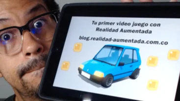 ingcarlosreina sosteniendo un ipad con una imagen que dice tu primer video juego con realidad aumentada